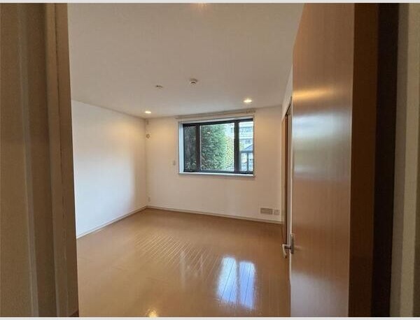 その他部屋・スペース　落ち着いた色調の寝室です