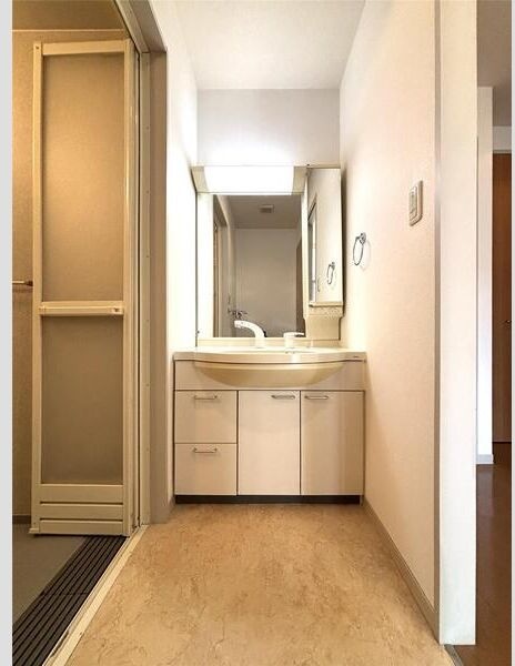 洗面設備　明るい洗面所です