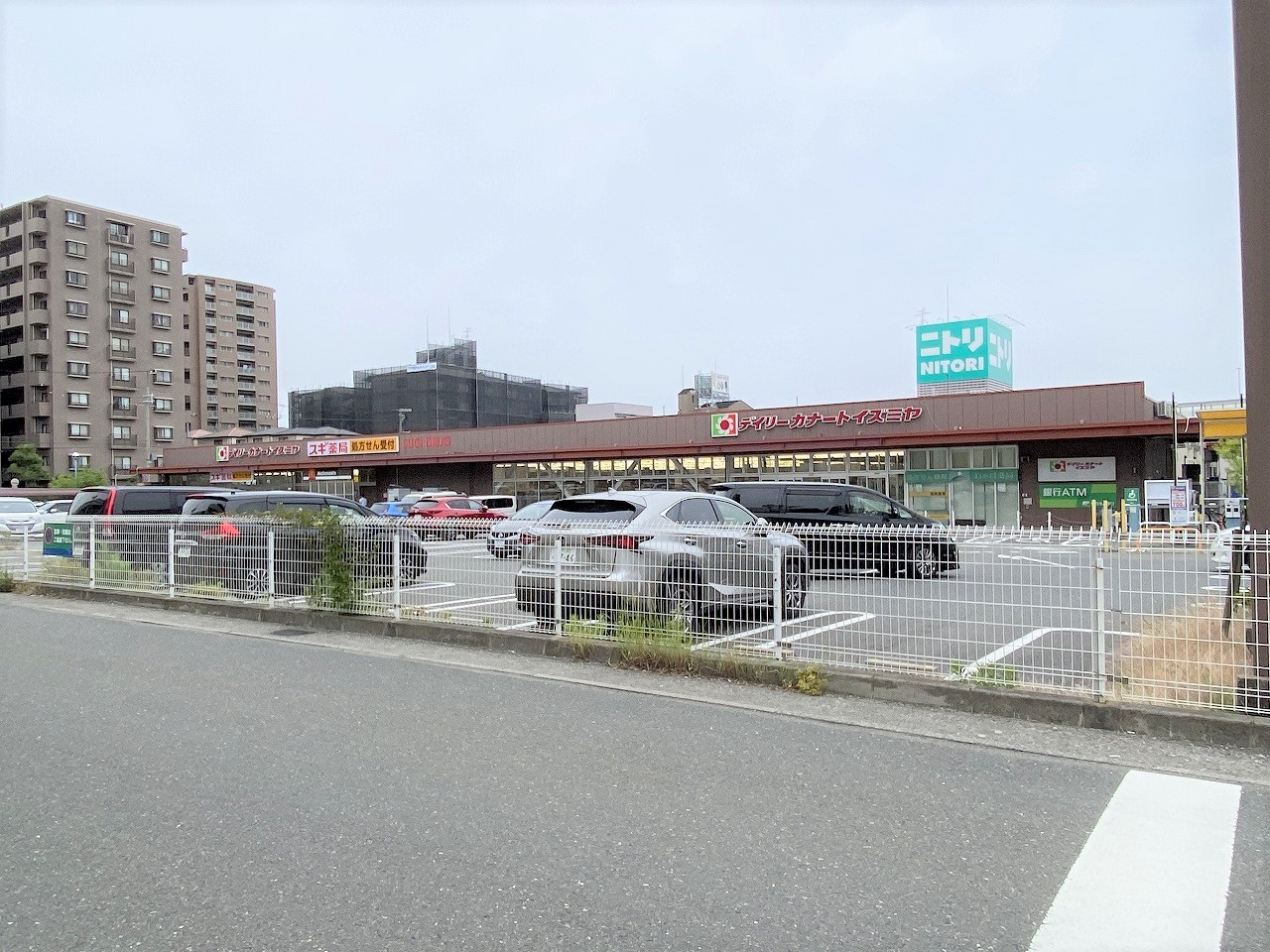 スーパー　デイリーカナート　イズミヤ御影店（スーパー）まで700m