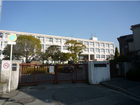 中学校　府中町立府中緑ケ丘中学校（中学校）まで1303m