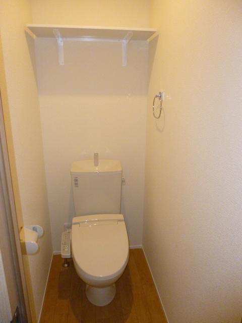 トイレ　落ち着いた色調のトイレです