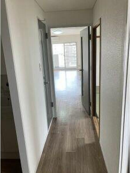 玄関　※写真は同じマンションの違う部屋のものになります。