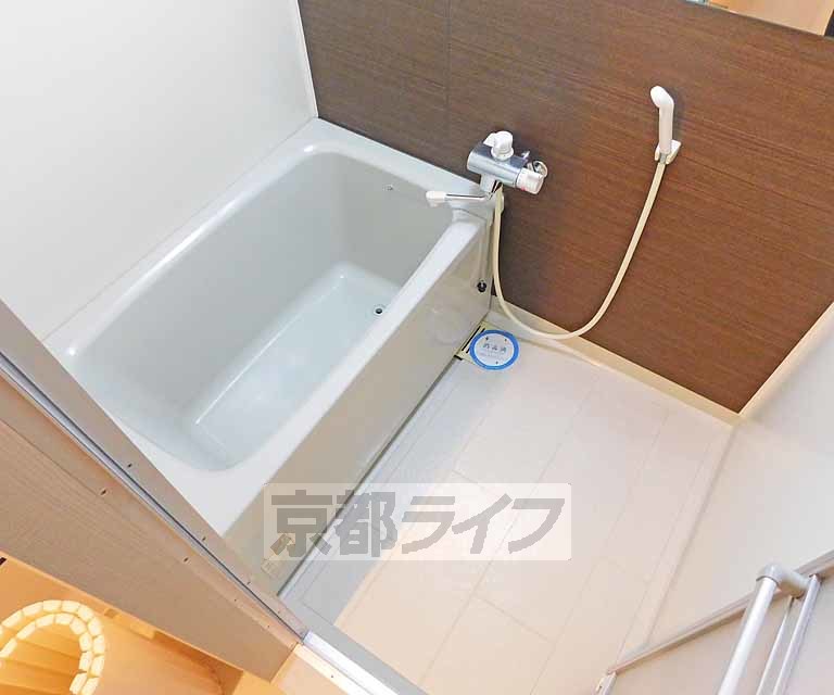 バス・シャワールーム　カラーパネル＋大きな鏡でお洒落に仕上がりました。