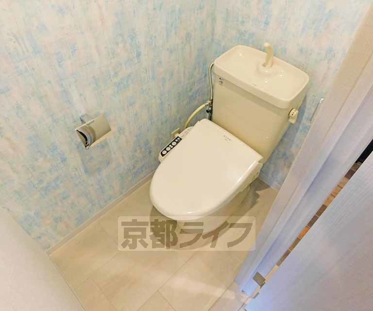 トイレ　アクセントクロスでお洒落に仕上がってます。