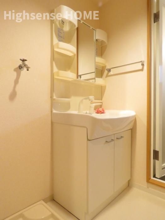 洗面設備　ゆったりとスペースのある洗面所