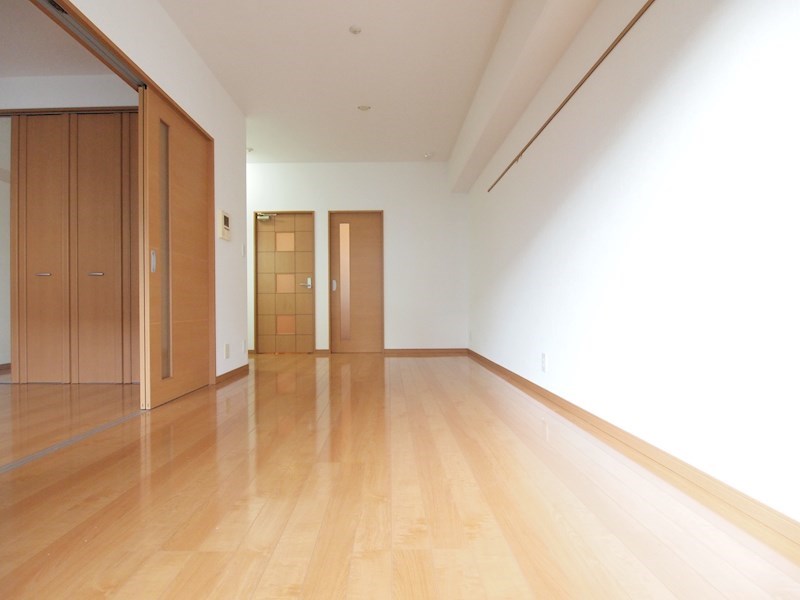 居室・リビング　開口部の明るいお部屋です。