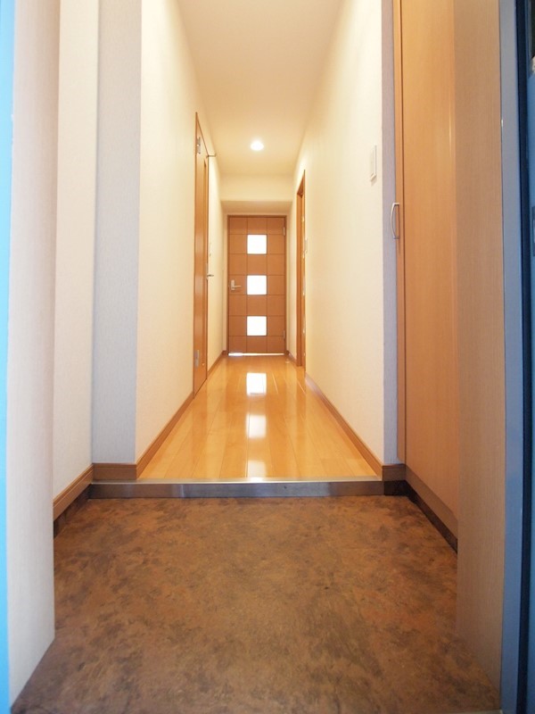 玄関　明るい玄関でお出迎え。