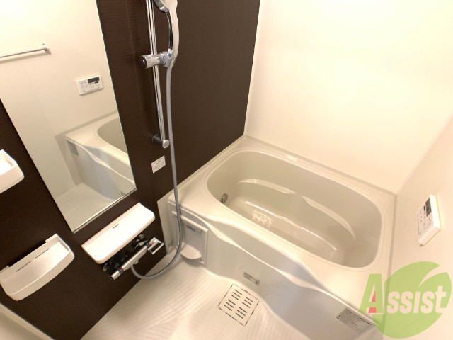 バス・シャワールーム　こちらはお風呂。一日の疲れをここで癒してください。