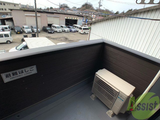 バルコニー　バルコニー。洗濯物がはかどりそうな広さがありますよ。