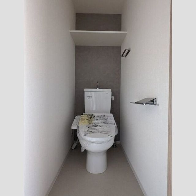 トイレ　人気アイテムの温水洗浄便座。清潔感のあるトイレです。