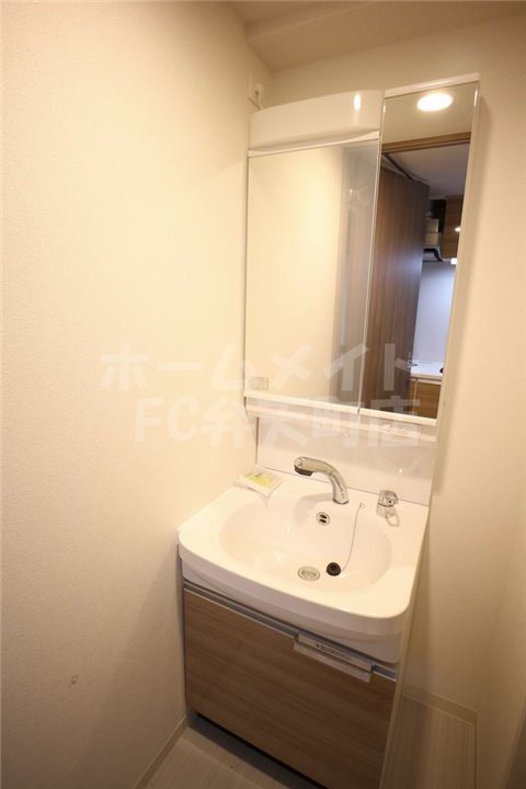 洗面設備　明るい洗面所です