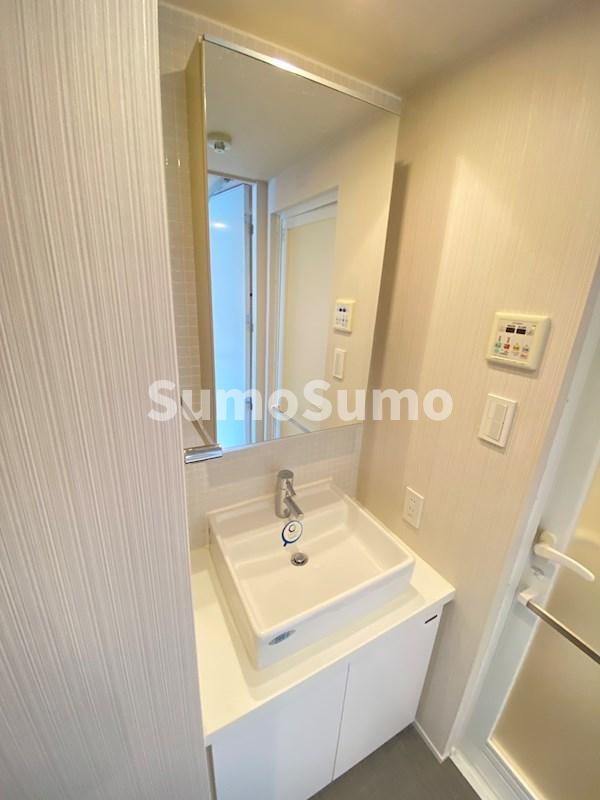 洗面設備　明るい洗面所です