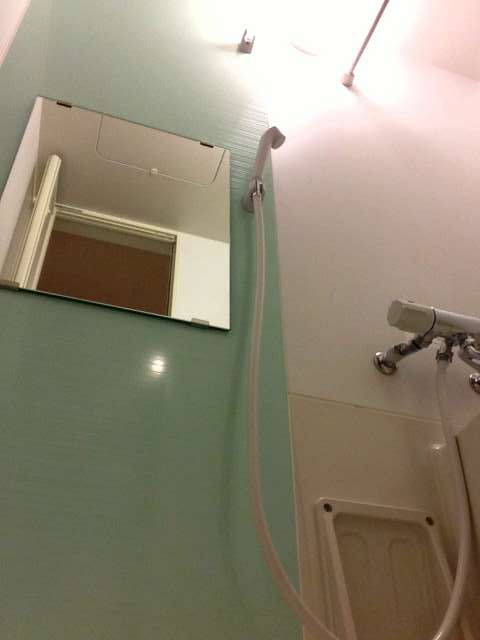 バス・シャワールーム　浴室カラーパネル採用物件です。