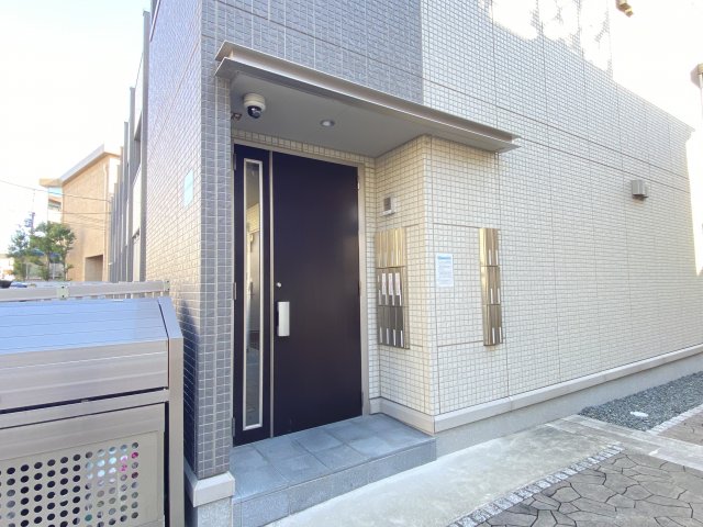 エントランス　落ち着いたエントランスです