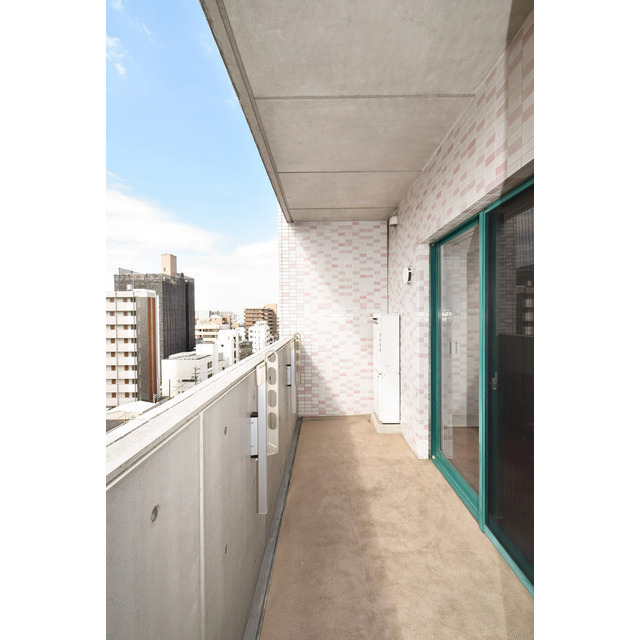 バルコニー　暖かな日差しのふりそそぐバルコニー