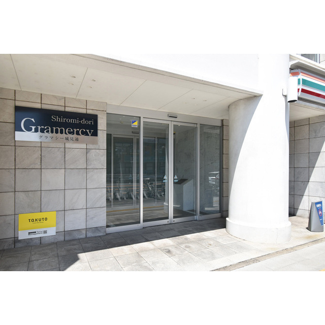 エントランス　落ち着いたエントランスです