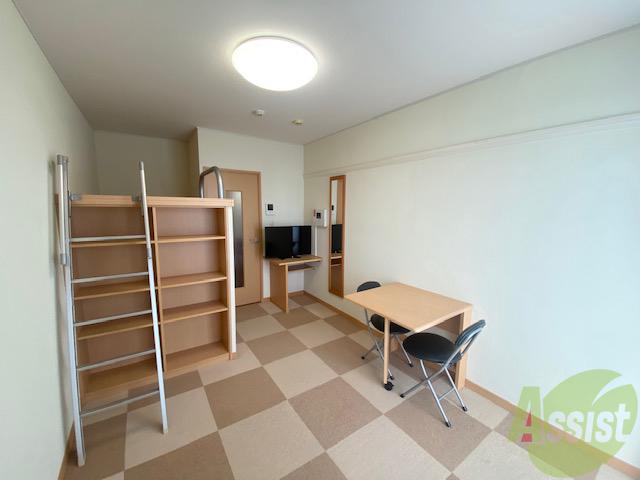 居室・リビング　ロフト下にウォークインクローゼットがあります。