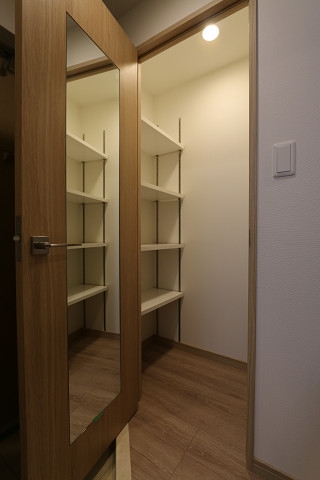 その他　玄関横には大容量の収納と全身鏡があります