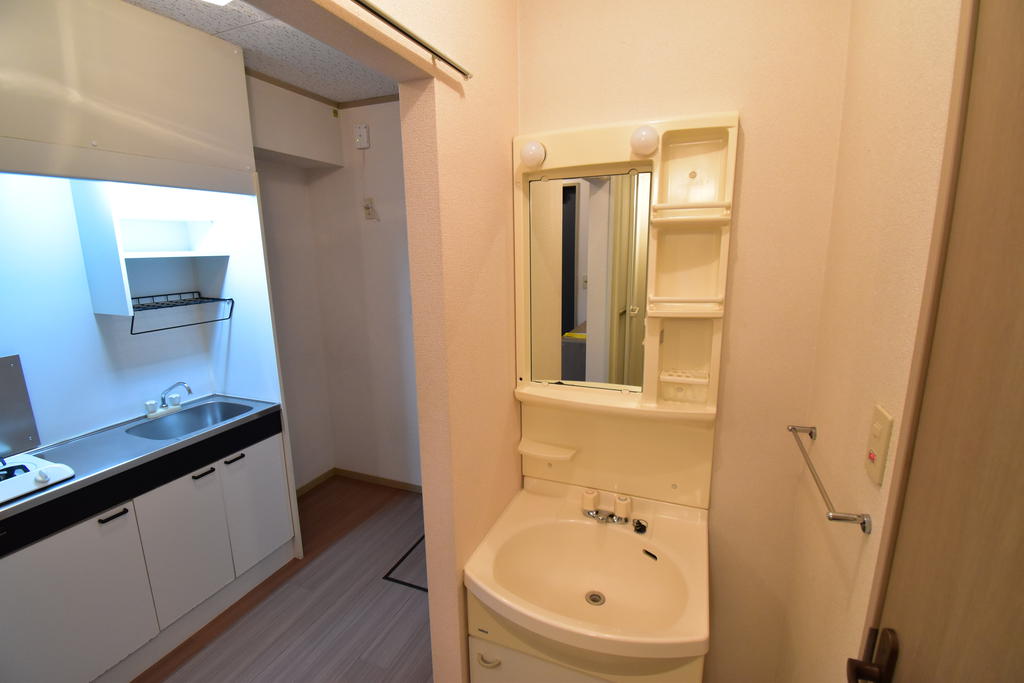 洗面設備　※同建物の別のお部屋の写真です。
