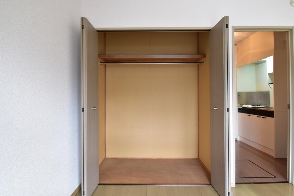 収納　※同建物の別のお部屋の写真です。