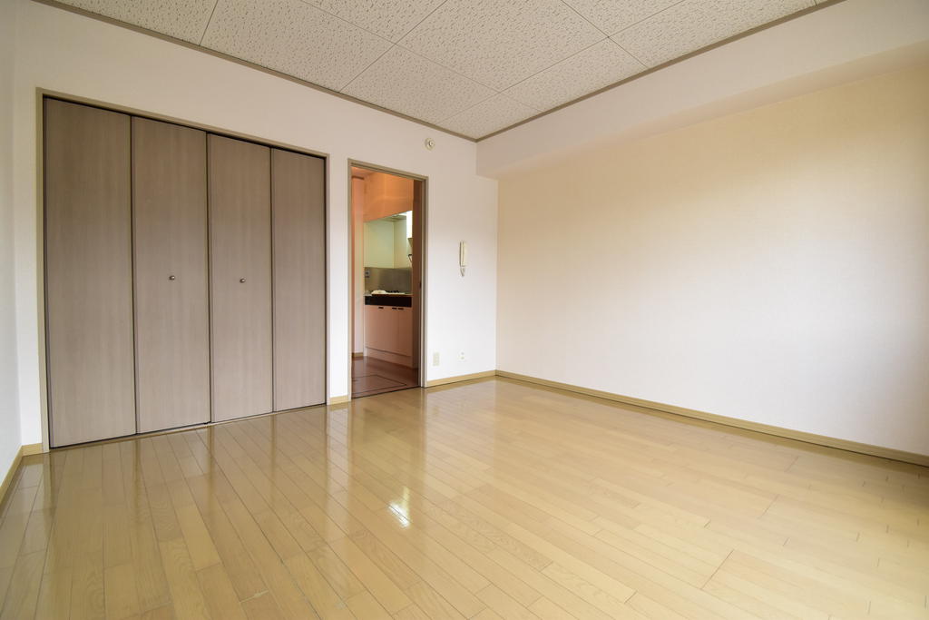 居室・リビング　※同建物の別のお部屋の写真です。