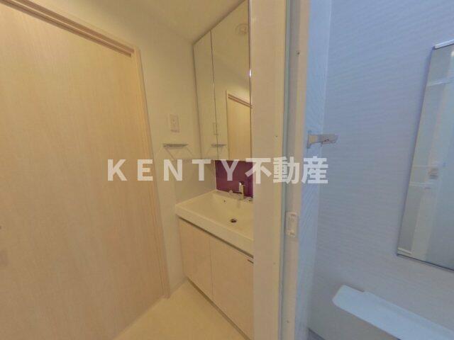 洗面設備　独立洗面台、小物を置くことができて便利です