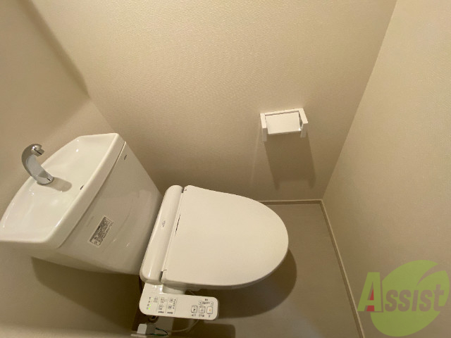 トイレ　とても便利な温水洗浄付きのおトイレです。