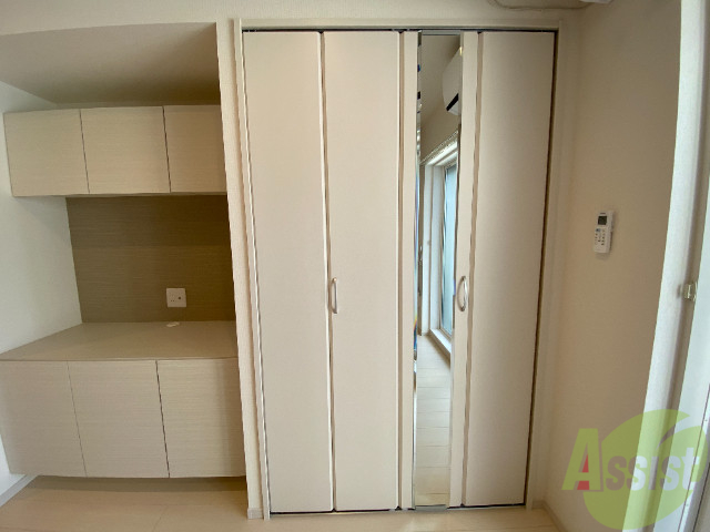 収納　収納の一部です。鏡が付いていてオシャレですね。