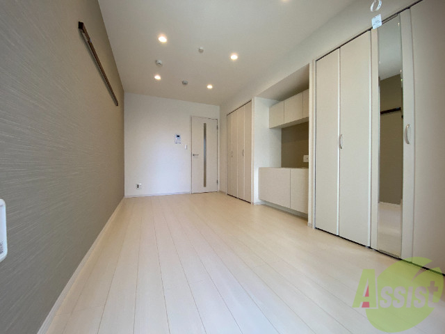 その他部屋・スペース　お部屋を別角度から。壁一面に収納がありますね。