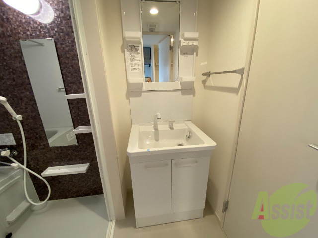 洗面設備　お風呂の横には洗面台があります。朝の忙しい支度もバッチリ。