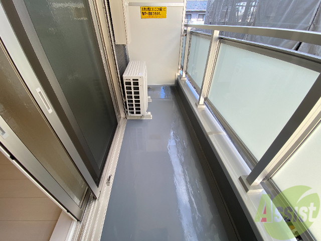 バルコニー　バルコニーは洗濯物を干すには十分なスペースがあります。