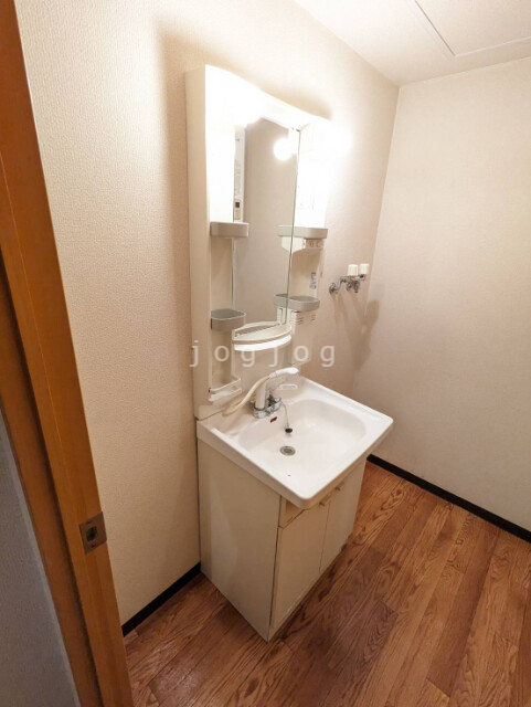 洗面設備　脱衣所は広めの作りで洗濯機を置いても十分な広さがあります。