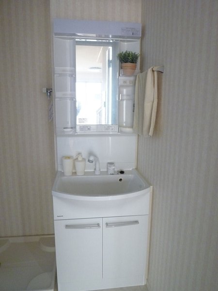 洗面設備　シャワーノズル付で身支度も、洗面台回りのお掃除もラクチン。