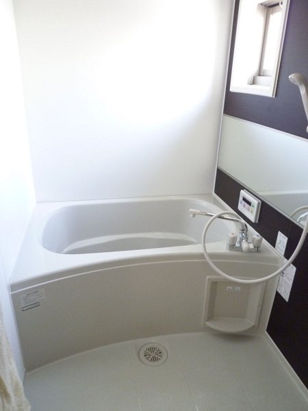 バス・シャワールーム　追い焚き機能付きで経済的、いつでも温かな入浴が可能です。