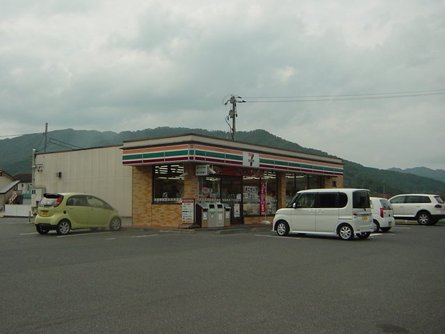 コンビニ　セブン－イレブン　久世草加部店（コンビニ）まで400m