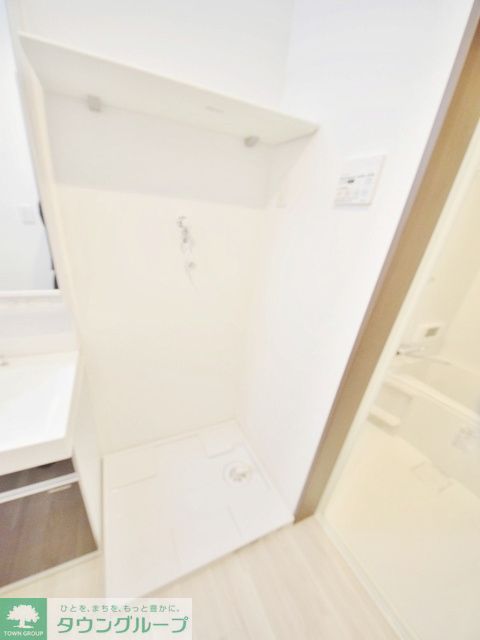 その他設備　洗濯機置き場にも収納あります