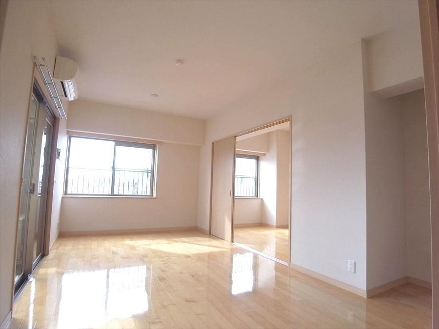 居室・リビング　こちらの居間で趣味の時間をお楽しみください※別号室の写真にな