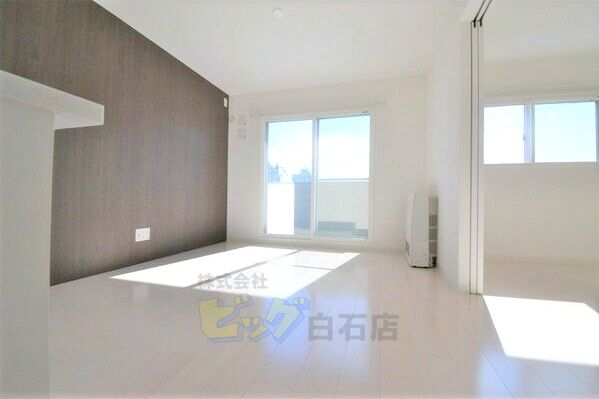 居室・リビング　陽当たり良好で明るいリビングです♪