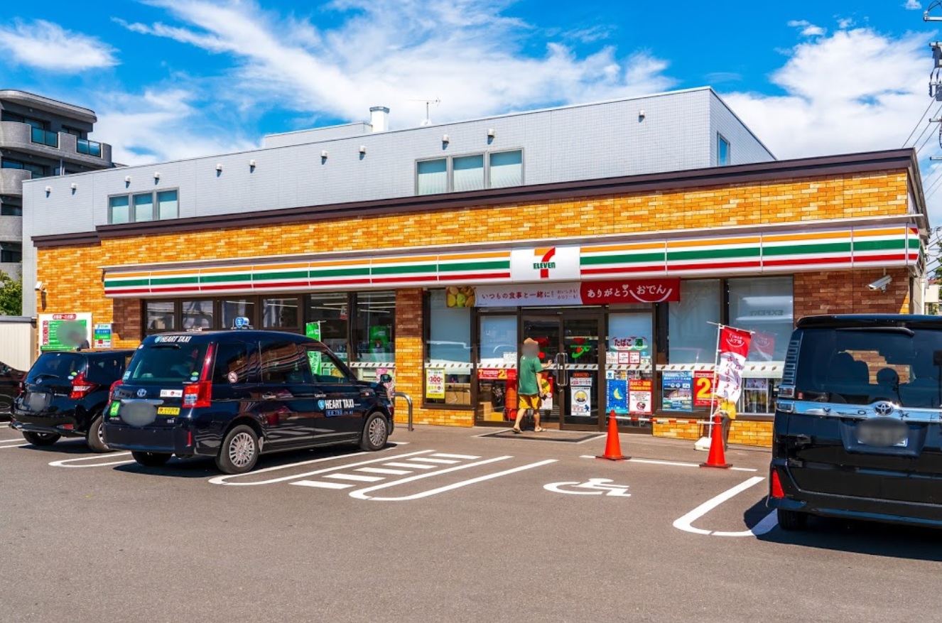 コンビニ　セブンイレブン東札幌5条4丁目店（コンビニ）まで393m