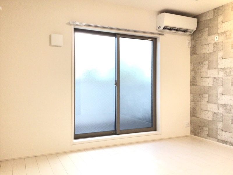 居室・リビング　エアコン付きで快適に過ごせます♪