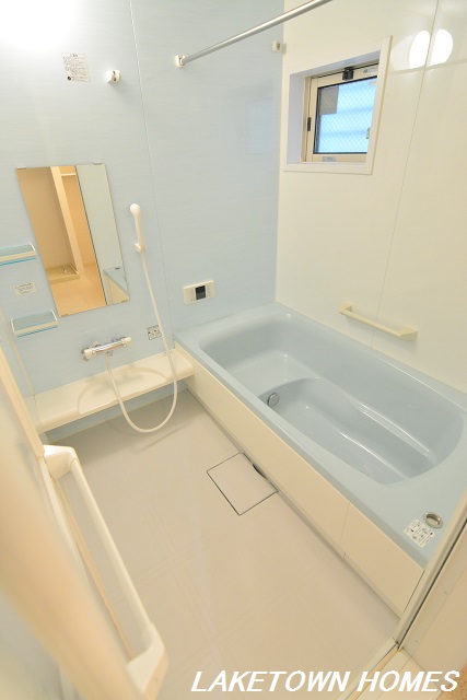 バス・シャワールーム　追い焚き機能付・小窓がある一坪浴室です。
