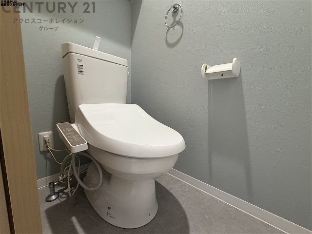 トイレ　温水洗浄暖房便座ついてます♪