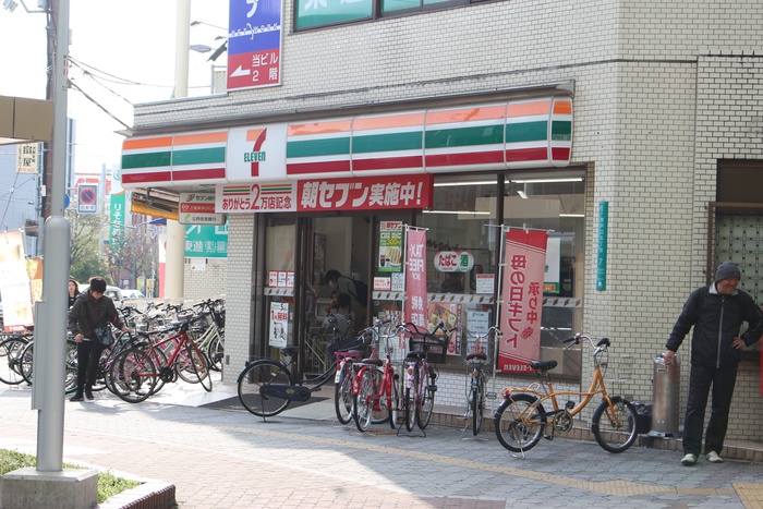 コンビニ　セブンイレブン（コンビニ）まで180m
