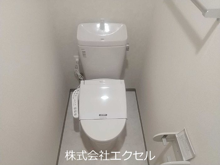 トイレ　温水洗浄便座です。