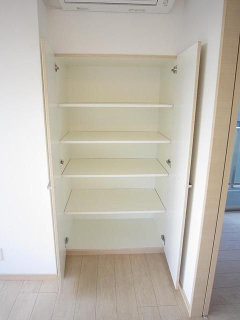 収納　リビング収納完備