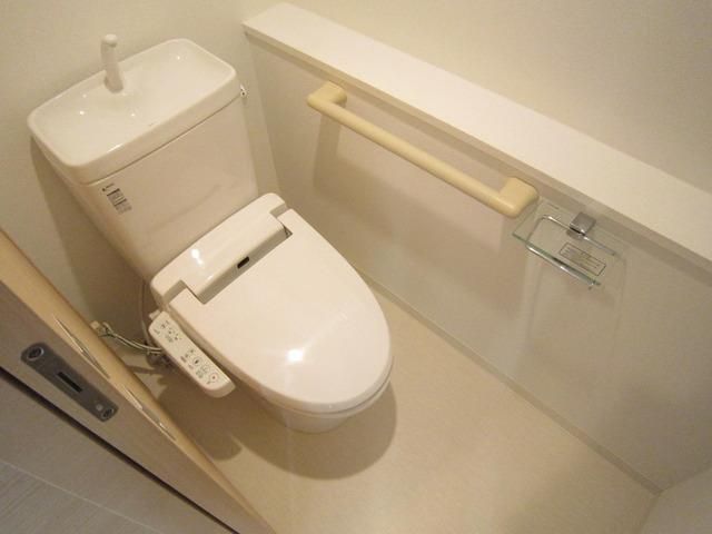 トイレ　ウォシュレット完備トイレ