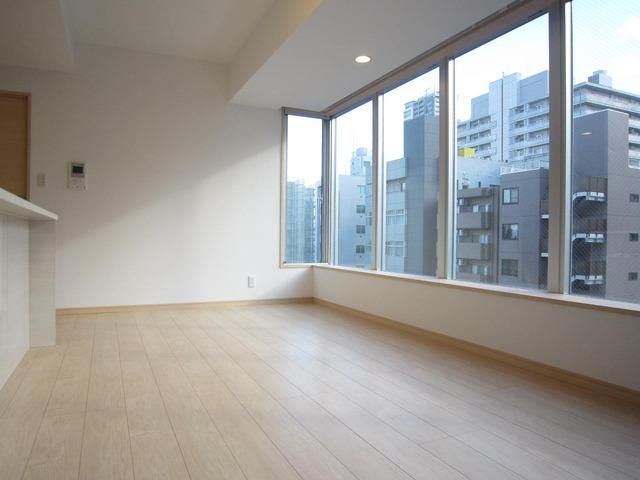 居室・リビング　リビング全面ガラス明るい居室