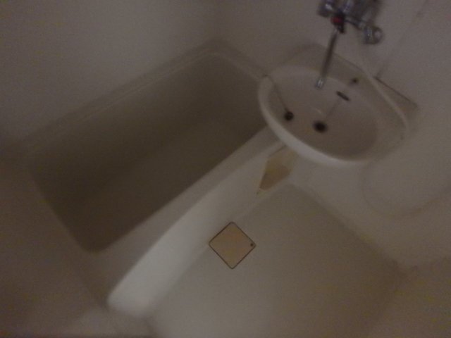 バス・シャワールーム　異なる号室の室内写真です