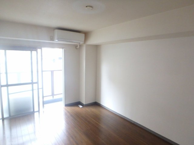 居室・リビング　異なる号室の室内写真です