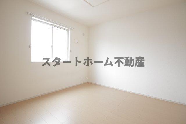 その他部屋・スペース　落ち着いた色調の寝室です